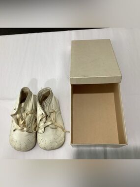 Vtg. White leather baby shoes in their Original box with price tag and store.